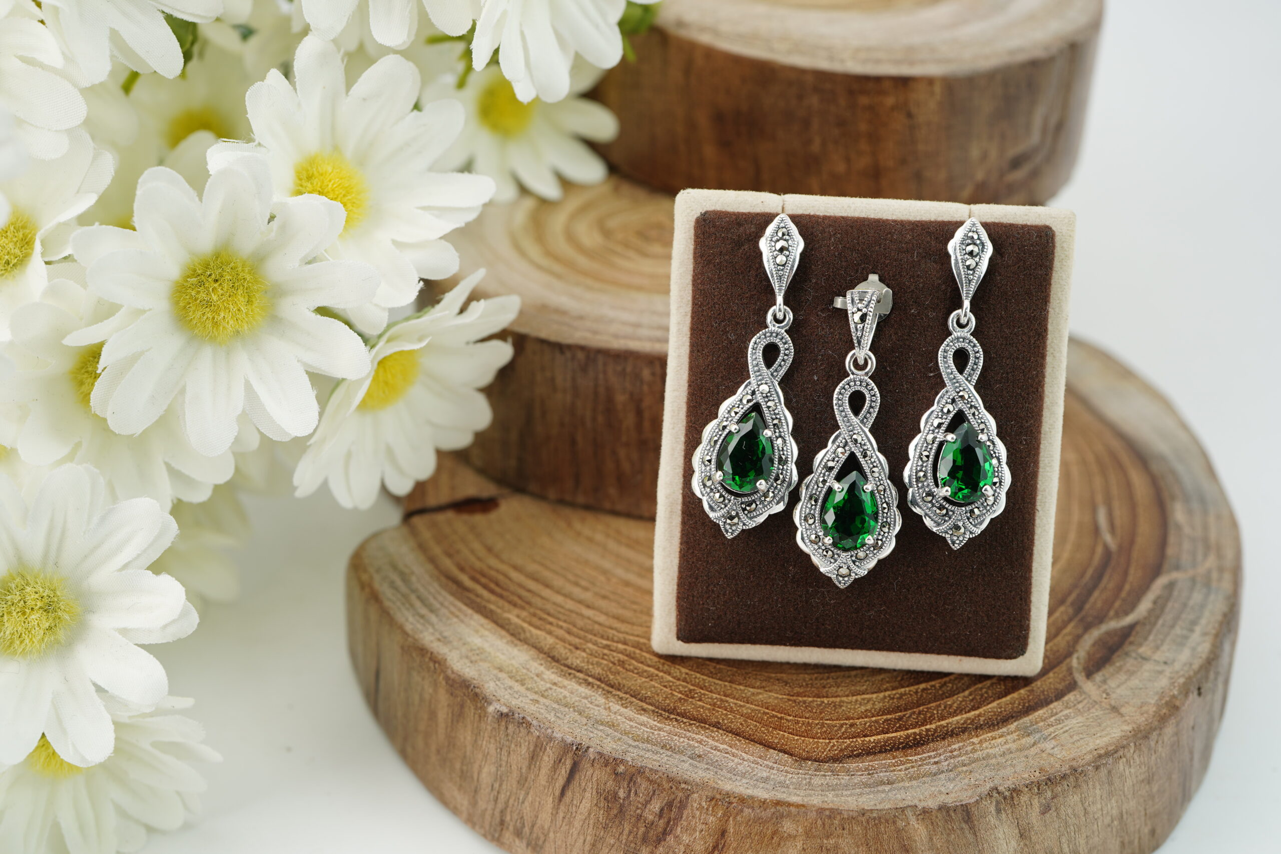 JEWELLERY WITH DIFFERENT