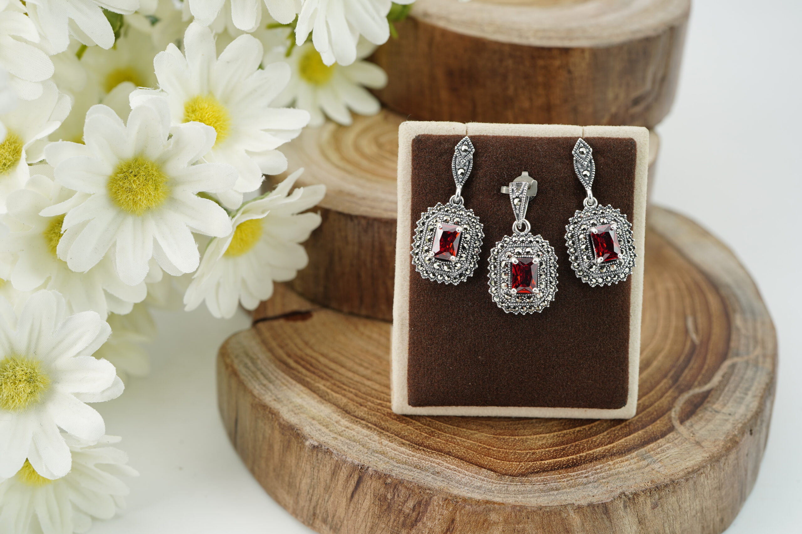JEWELLERY WITH DIFFERENT