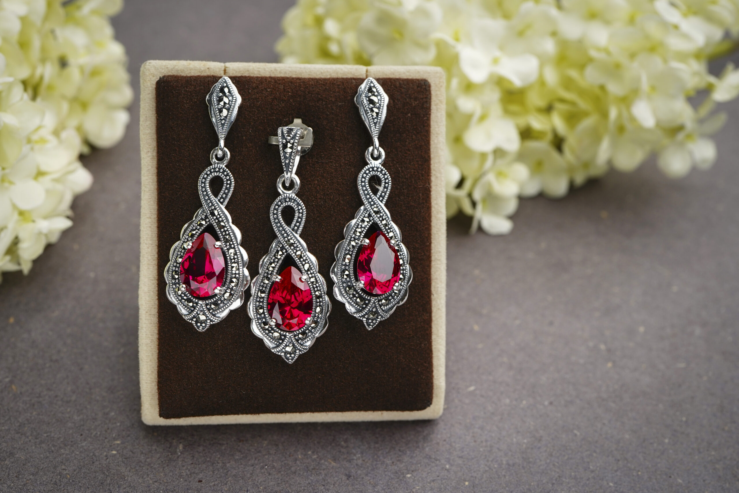 JEWELLERY WITH DIFFERENT